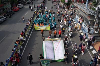 Ratusan peserta mengikuti Arak-arakan Kauman Kampung Quran dari Simpang Lima menuju Alun-alun Masjid Agung Semarang, Jawa Tengah, Minggu (23/1/2022).