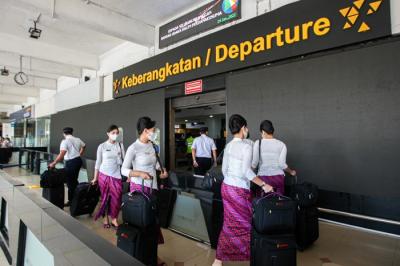 Penumpang mengantre untuk memasuki pintu keberangkatan di Bandara Halim Perdanakusuma, Jakarta, Senin (24/1/2022).
