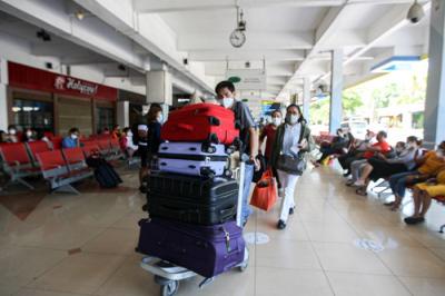 Penumpang mengantre untuk memasuki pintu keberangkatan di Bandara Halim Perdanakusuma, Jakarta, Senin (24/1/2022).
