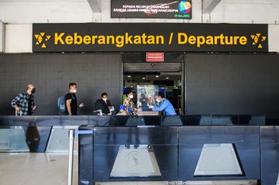 Penumpang mengantre untuk memasuki pintu keberangkatan di Bandara Halim Perdanakusuma, Jakarta, Senin (24/1/2022).