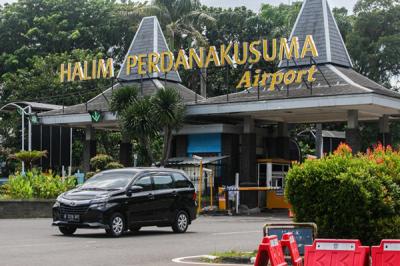 Penumpang mengantre untuk memasuki pintu keberangkatan di Bandara Halim Perdanakusuma, Jakarta, Senin (24/1/2022).