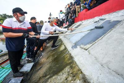 Gubernur Sumsel Herman Deru bersama Gubernur Jawa Tengah Ganjar Pranowo bersepeda bareng dari Rumah Dinas Gubernur Sumsel.