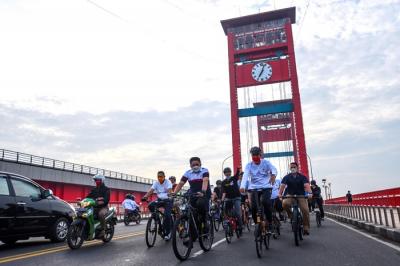 Gubernur Sumsel Herman Deru bersama Gubernur Jawa Tengah Ganjar Pranowo bersepeda bareng dari Rumah Dinas Gubernur Sumsel.