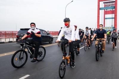 Gubernur Sumsel Herman Deru bersama Gubernur Jawa Tengah Ganjar Pranowo bersepeda bareng dari Rumah Dinas Gubernur Sumsel.