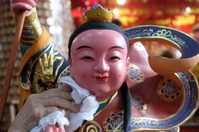 Pengurus Klenteng mendandani Rupang setelah dimandikan di Klenteng Xian Ma, Makssar, Minggu (23/1/2022).