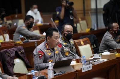 Kapolri Jenderal Pol Listyo Sigit Prabowo mengikuti rapat kerja bersama Komisi III DPR di kompleks Parlemen, Jakarta, Senin (24/1/2022).