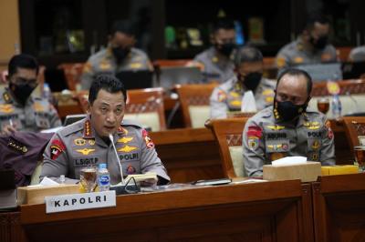 Kapolri Jenderal Pol Listyo Sigit Prabowo mengikuti rapat kerja bersama Komisi III DPR di kompleks Parlemen, Jakarta, Senin (24/1/2022).
