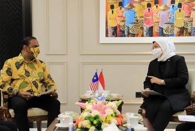 Menaker Ida Fauziyah menjelaskan, adanya MoU tersebut akan memberikan skema pelindungan yang memadai dan mengurangi risiko/masalah PMI di Malaysia.