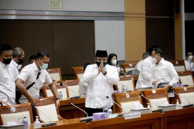 Menteri Agama Yaqut Cholil Qoumas saat memberikan penjelasan kepada Komisi VIII dalam rapat kerja di Gedung Nusantara II, Kompleks Parlemen.