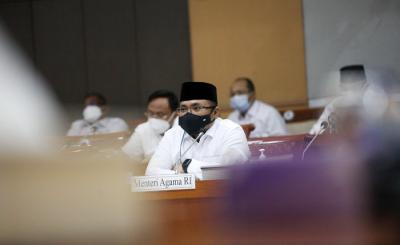 Menteri Agama Yaqut Cholil Qoumas saat memberikan penjelasan kepada Komisi VIII dalam rapat kerja di Gedung Nusantara II, Kompleks Parlemen.