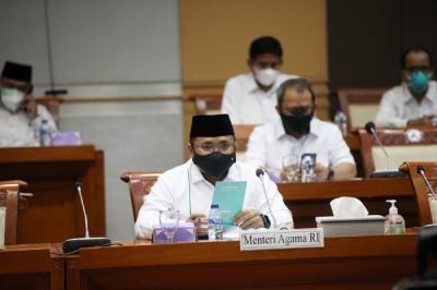 Menteri Agama Yaqut Cholil Qoumas saat memberikan penjelasan kepada Komisi VIII dalam rapat kerja di Gedung Nusantara II, Kompleks Parlemen.