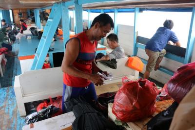 Angkutan umum transportasi air atau ojeg tradisional pelabuhan Kaliadem kepulauan seribu sepi penumpang, Sabtu, (22/1/2022).
