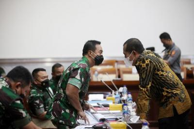 Panglima TNI Jenderal Andika Perkasa saat mengikuti rapat kerja bersama Komisi I DPR di kompleks Parlemen, Jakarta, Senin (24/1/2022).