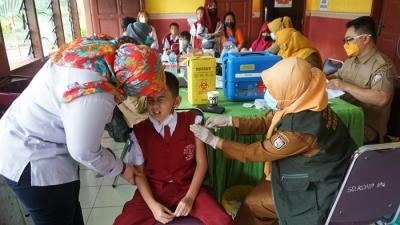Suasana siswa SD mengikuti vaksinasi Covid-19 di SD Inpres Perumnas Antang 1, Makassar, Senin (24/1/2022).