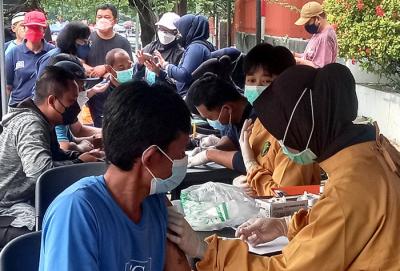 Sejumlah warga mengikuti vaksinasi booster massal pada kegiatan Car Free Day di depan SMA Negeri 1 dan depan Lapangan Tri Lomba Juang Semarang.