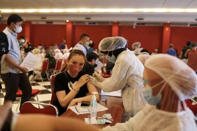 Petugas menyuntikan vaksin booster Covid-19 kepada warga di Jiexpo Kemayoran, Jakarta, Sabtu (22/1/2022).