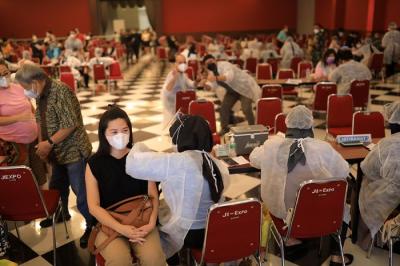 Petugas menyuntikan vaksin booster Covid-19 kepada warga di Jiexpo Kemayoran, Jakarta, Sabtu (22/1/2022).