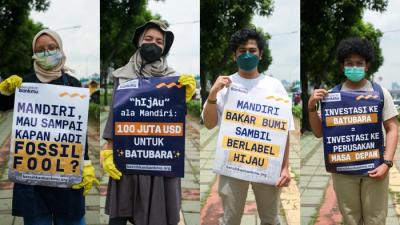 Sejumlah aktivis lingkungan hidup yang tergabung dalam komunitas Jeda Untuk Iklim menggelar aksi bersih-bersih di depan Plaza Mandiri, Jakarta.