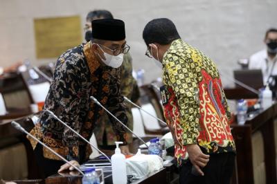 Direktur Jenderal Pajak Suryo Utomo (tengah) saat akan mengikuti rapat dengar pendapat dengan Komisi XI di ruang Komisi XI, Nusantara I.