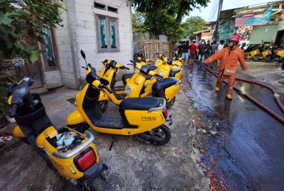 Petugas berusaha memadamkan Kebakaran yang melanda bangunan gudang di kawasan Meruya Utara, Kecamatan Kembangan, Jakarta Barat, Senin (24/1/2022).