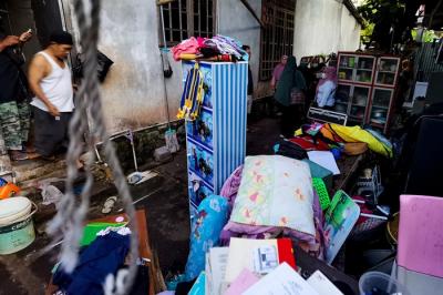 Petugas berusaha memadamkan Kebakaran yang melanda bangunan gudang di kawasan Meruya Utara, Kecamatan Kembangan, Jakarta Barat, Senin (24/1/2022).