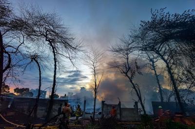 Petugas berusaha memadamkan Kebakaran yang melanda bangunan gudang di kawasan Meruya Utara, Kecamatan Kembangan, Jakarta Barat, Senin (24/1/2022).