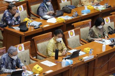 Menteri Kesehatan Budi Gunadi Sadikin mengikuti rapat kerja dengan Komisi IX DPR di Kompleks Parlemen, Senayan, Jakarta, Selasa (25/1/2022).