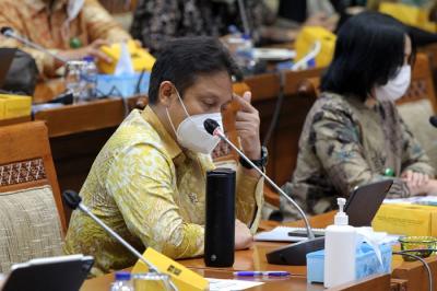 Menteri Kesehatan Budi Gunadi Sadikin mengikuti rapat kerja dengan Komisi IX DPR di Kompleks Parlemen, Senayan, Jakarta, Selasa (25/1/2022).