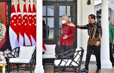 Presiden Joko Widodo menggelar pertemuan tete-a-tete bersama Perdana Menteri Singapura, Lee Hsien Loong di The Sanchaya Resort Bintan, Kabupaten Bintan.