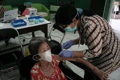 Sejumlah orang tua lanjut usis atau yang biasa dipanggil Opa Oma mengikuti vaksinasi booster jenis AstraZeneca di Panti Werda Elim Semarang.