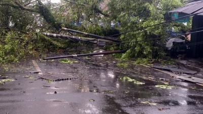 Selain itu, angin kencang juga menyebabkan kerusakan pada satu unit kantor pemerintah dan rumah ibadah. Tidak ada korban jiwa akibat perisitiwa ini.