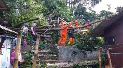 Selain itu, angin kencang juga menyebabkan kerusakan pada satu unit kantor pemerintah dan rumah ibadah. Tidak ada korban jiwa akibat perisitiwa ini.
