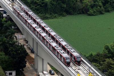 Dua rangkaian kereta Light Rapid Transit (LRT) di Stasiun LRT Setiabudi, Jakarta, Rabu (26/1/2022).