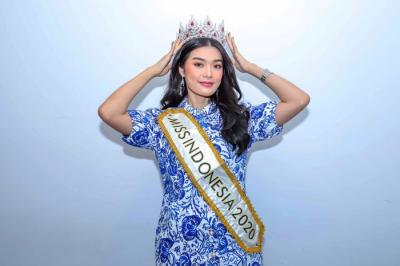 Miss Indonesia 2020 Carla Yules saat sesi foto di iNews Tower, MNC Center, Kebon Sirih, Jakarta Pusat, Rabu (26/1/2022).