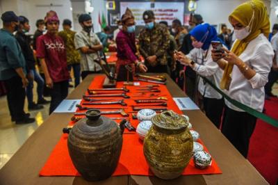 Puluhan benda pusaka era Kerajaan Sriwijaya dan Kesultanan Palembang dipamerkan di Ballroom Hotel Swarna Dwipa Palembang, Rabu (26/1/2022).