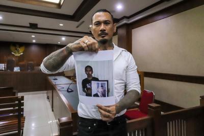 Musisi I Gede Ari Astina atau lebih dikenal Jerinx SID saat menjalani sidang lanjutan kasus pengancaman melalui media elektronik di PN Jakarta Pusat.