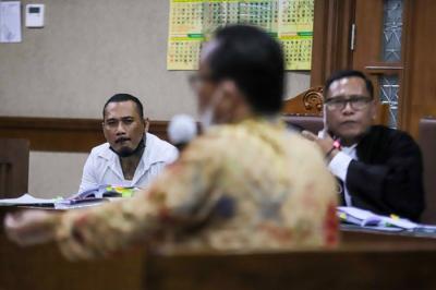 Musisi I Gede Ari Astina atau lebih dikenal Jerinx SID saat menjalani sidang lanjutan kasus pengancaman melalui media elektronik di PN Jakarta Pusat.