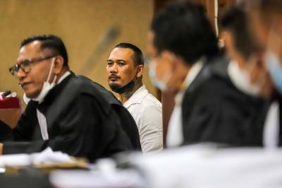 Musisi I Gede Ari Astina atau lebih dikenal Jerinx SID saat menjalani sidang lanjutan kasus pengancaman melalui media elektronik di PN Jakarta Pusat.