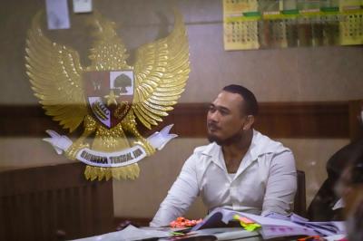 Musisi I Gede Ari Astina atau lebih dikenal Jerinx SID saat menjalani sidang lanjutan kasus pengancaman melalui media elektronik di PN Jakarta Pusat.