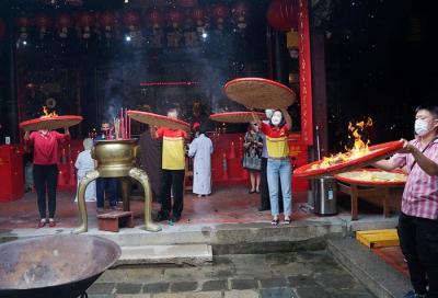 Sejumlah umat Tri Dharma menggelar Sembahyang Toa Pek Kong Naik (Sang Sin) atau ritual mengantar Dewa untuk menghadap Tuhan Yang Maha Esa.