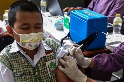 Ratusan murid kelas 1 hingga 6 Madrasah Ibtidayah Adabiyah 2 Palembang mengikuti vaksin Covid-19 anak usia 6-11 tahun, Rabu (26/1/2022).