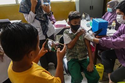 Ratusan murid kelas 1 hingga 6 Madrasah Ibtidayah Adabiyah 2 Palembang mengikuti vaksin Covid-19 anak usia 6-11 tahun, Rabu (26/1/2022).