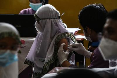 Ratusan murid kelas 1 hingga 6 Madrasah Ibtidayah Adabiyah 2 Palembang mengikuti vaksin Covid-19 anak usia 6-11 tahun, Rabu (26/1/2022).