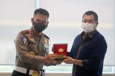 Kepala Korps Lalu Lintas Polri Irjen. Pol. Drs. Firman Shantyabudi, M.Si. (kiri) foto bersama Executive Chairman MNC Group Hary Tanoesoedibjo.