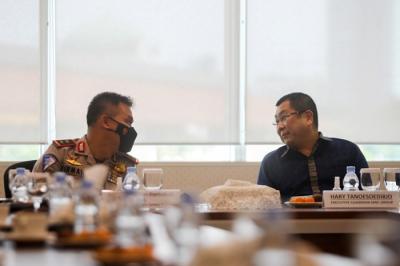 Kepala Korps Lalu Lintas Polri Irjen. Pol. Drs. Firman Shantyabudi, M.Si. (kiri) foto bersama Executive Chairman MNC Group Hary Tanoesoedibjo.