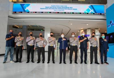 Kepala Korps Lalu Lintas Polri Irjen. Pol. Drs. Firman Shantyabudi, M.Si. (kiri) foto bersama Executive Chairman MNC Group Hary Tanoesoedibjo.