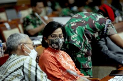Menteri Pertahanan Prabowo Subianto bersama Menteri Keuangan Sri Mulyani dan Kasal Laksamana TNI Yudo Margono saat menghadiri rapat kerja dengan Komisi I.