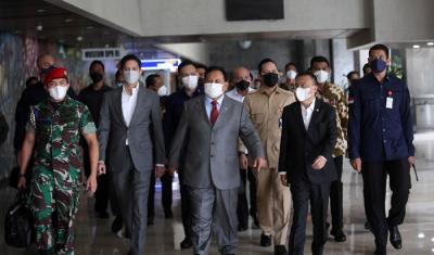 Menteri Pertahanan Prabowo Subianto bersama Menteri Keuangan Sri Mulyani dan Kasal Laksamana TNI Yudo Margono saat menghadiri rapat kerja dengan Komisi I.