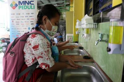 MNC Peduli salurkan bantuan Hand Sanitizer dan Masker dan juga sabun cuci tangan kepada SDN Cikini 01 Pagi Menteng,  Jakarta Pusat, Kamis (27/1/2022).
