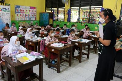MNC Peduli salurkan bantuan Hand Sanitizer dan Masker dan juga sabun cuci tangan kepada SDN Cikini 01 Pagi Menteng,  Jakarta Pusat, Kamis (27/1/2022).